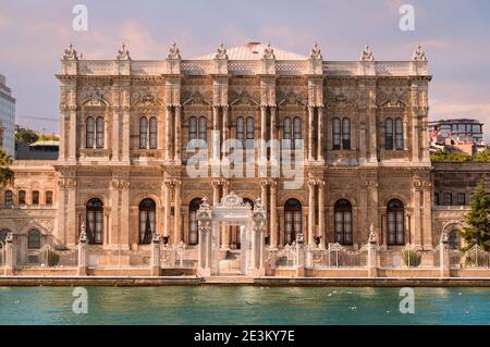 Vista estiva sulla riva dello stretto di Bosforo con l'edificio centrale del Palazzo Dolmabahce, un museo nel palazzo del sultano Ottomano ornato a Besiktas Foto Stock