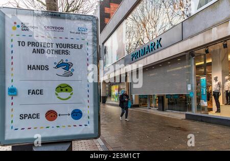 Londra, Regno Unito. 19 gennaio 2021. Un uomo che indossa una maschera facciale passa davanti a un negozio di moda Primark chiuso a Croydon.Only 33,355 casi positivi Covid19 sono stati registrati oggi, il numero più basso di casi giornalieri dal 27 dicembre - prima dell'inizio del terzo blocco nazionale dell'Inghilterra. Credit: May James/SOPA Images/ZUMA Wire/Alamy Live News Foto Stock