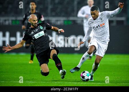 Moenchengladbach. 20 gennaio 2021. Alassane plea (R) di Moenchengladbach vies con Oemer Toprak di Brema durante una partita di calcio tedesca della Bundesliga tra Borussia Moenchengladbach e SV Werder Bremen a Moenchengladbach, Germania, 19 gennaio 2021. Credit: Xinhua/Alamy Live News Foto Stock