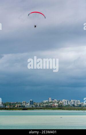 Parapendio di potere sulla Sunshine Coast nel Queensland, Australia Foto Stock