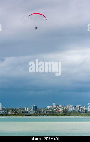 Parapendio di potere sulla Sunshine Coast nel Queensland, Australia Foto Stock