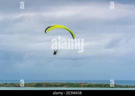 Parapendio di potere sulla Sunshine Coast nel Queensland, Australia Foto Stock