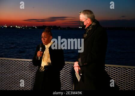 New York, NY, Stati Uniti. 19 gennaio 2021. Bill de Blasio, sindaco di New York, e la First Lady Chirlane McCray di New York, hanno commentato vicino alla Statua della libertà per un monumento nazionale a vite perse a causa del COVID-19. Le osservazioni avranno luogo sul traghetto vicino a Battery Park il 19 gennaio 2021. Credit: Mpi43/Media Punch/Alamy Live News Foto Stock