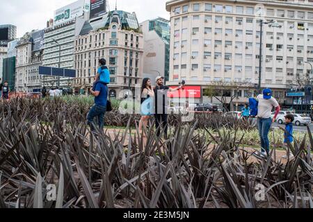 Buenos Aires, Argentina. 26 Ottobre 2019. I turisti prendono selfie all'Obelisco.conosciuta per la sua architettura europea eclettica e una ricca vita culturale, Buenos Aires, con una popolazione di circa 3 milioni di persone (16 se si considera la grande Buenos Aires) è fiorente e piena di vita, una città con un ritmo proprio. Credit: Patricio Murphy/SOPA Images/ZUMA Wire/Alamy Live News Foto Stock