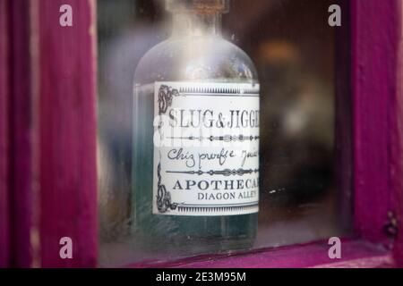 Orlando, Florida. Una bottiglia in mostra nella finestra di Apothecary, Diagon Alley, Universal Studios a Orlando, FL. 27 ottobre 2020. @ Veronica Bruno / Alamy Foto Stock