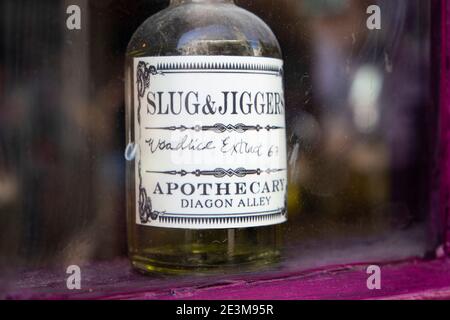 Orlando, Florida. Una bottiglia in mostra nella finestra di Apothecary, Diagon Alley, Universal Studios a Orlando, FL. 27 ottobre 2020. @ Veronica Bruno / Alamy Foto Stock