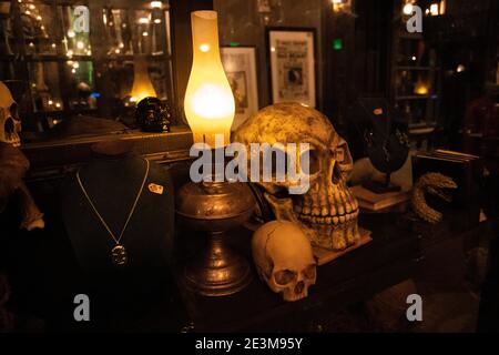 Orlando, Florida. Le Dark Arts si trovano a Borgin & Burkes, Diagon Alley, Universal Studios a Orlando, Florida. 27 ottobre 2020. @ Veronica Bruno / Alamy Foto Stock