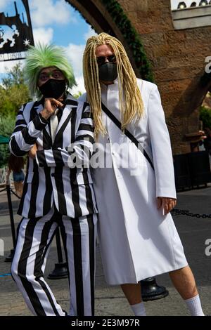 Orlando, Florida. Bettlejuice e Matrix cosplay a Diagon Alley (Harry Potter), Universal Studios, Orlando, FL. 27 ottobre 2020. @ Veronica Bruno / Alamy Foto Stock