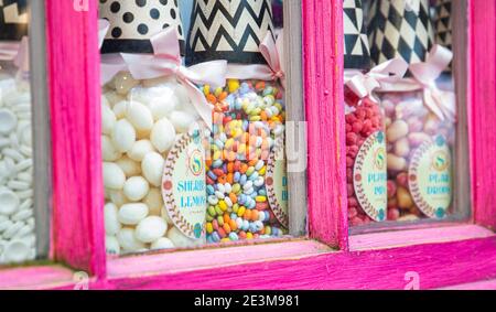 Orlando, Florida. Dolci in mostra al Sugarplum's Sweet Shopt, Diagon Alley, Universal Studios di Orlando, Florida. 27 ottobre 2020. @ Veronica Bruno / Alamy Foto Stock