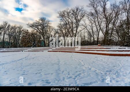 Anfiteatro estivo sotto la neve, area concerti in inverno, Bielorussia, Minsk Foto Stock