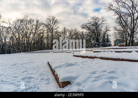 Anfiteatro estivo sotto la neve, area concerti in inverno, Bielorussia, Minsk Foto Stock