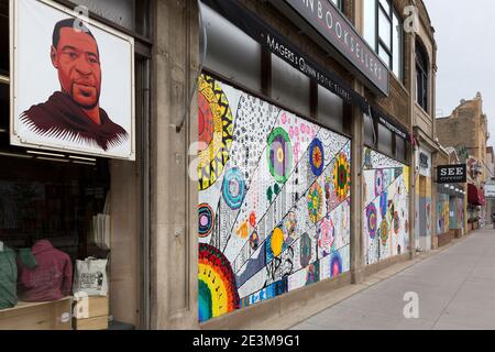 Si sono imbarcati su storefronts a Minneapolis, Minnesota durante i disordini sociali dopo l'uccisione di George Floyd Foto Stock