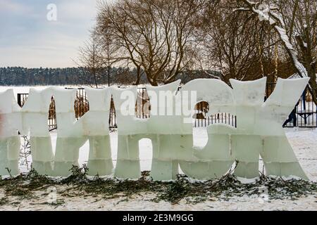 L'iscrizione in grandi lettere fatta dalla città di Minsk di ghiaccio in inverno Foto Stock
