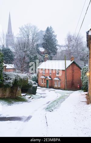 Little Bridge Road nella prima mattina di gennaio neve. Bloxham, Oxfordshire, Inghilterra Foto Stock