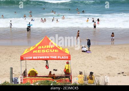 Salvataggio surf a North Cronulla Beach in una calda giornata estiva. Foto Stock