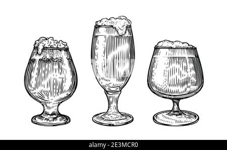 Bicchiere di birra e tazza disegnati a mano. Concetto di pub isolato su bianco Illustrazione Vettoriale