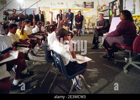 Il presidente George W. Bush partecipa a una dimostrazione di lettura la mattina di martedì 11 settembre 2001 alla Emma E. Booker Elementary School di Sarasota, Florida, dove ha ricevuto notizie di un secondo aereo che si è schiantato nelle torri del World Trade Center a New York City. Foto di Eric Draper. Foto Stock