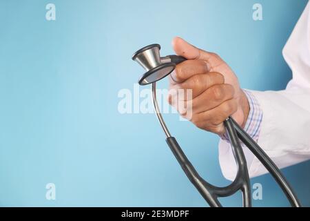 Primo piano dello stetoscopio con la mano del medico con spazio per la copia Foto Stock