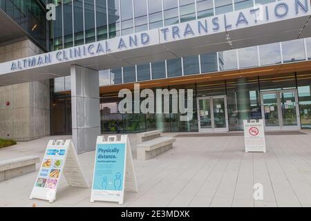 La Jolla, California, Stati Uniti. 19 gennaio 2021: Un segno incoraggia la distanza fisica fuori dal Centro medico UCSD a la Jolla, CA martedì 19 gennaio 2021. Credit: Rishi Deka/ZUMA Wire/Alamy Live News Foto Stock