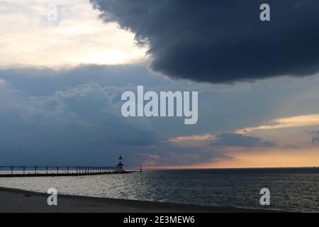 Nube tempesta oscura che incombe sul lago Michigan. Foto Stock