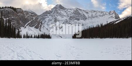 Innevato ghiacciato Lago Rawson Montagne Rocciose canadesi picco Skyline escursioni con racchette da neve Kananaskis Country Banff Alberta Cold Winter Day Landscape Panorama Foto Stock