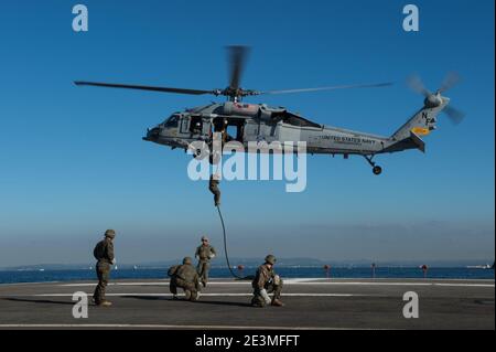 Marines conduce una corda veloce da un elicottero MH-60S Seahawk. (22819130541). Foto Stock