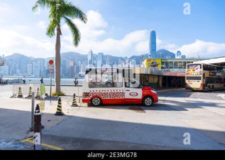 Mister Softee Ice Cream Truck parcheggiato accanto a Coconut Tree, Kowloon. Scatto medio, vista a livello dell'occhio Foto Stock