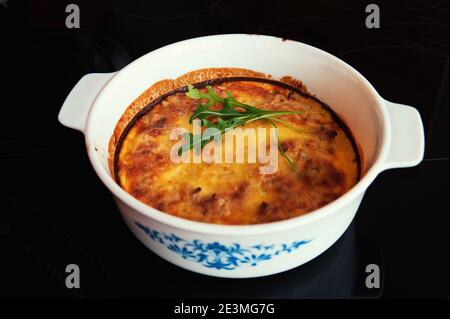 Vista ad alto angolo della piastra cotta al forno sfondo nero Foto Stock