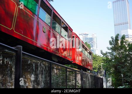 Il Peak Tram che attraversa con un semaforo verde. Vista ad angolo basso Foto Stock