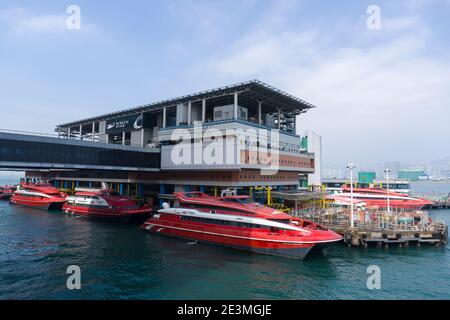 Turbojet nel Terminal dei Traghetti di Hong Kong Macau a Victoria Habor. Un terminal dei traghetti fornisce servizi di traghetto per Macao e le città della Cina meridionale. Foto Stock