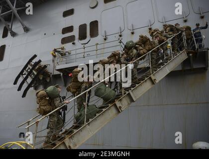 Marines a bordo della nave d'assalto anfibia USS Iwo Jima (LHD 7). (30237980495). Foto Stock