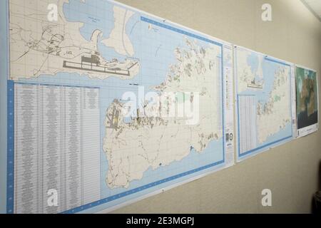 Mappe della base navale Guantanamo Bay, Cuba, fiancheggiano le mura del recentemente sorgeva Emergency Operations Center (EOC) al Naval Facilities Engineering Command (NAVFAC) sud-est presso la base aeronavale Jacksonville, Fla. (30108637231). Foto Stock