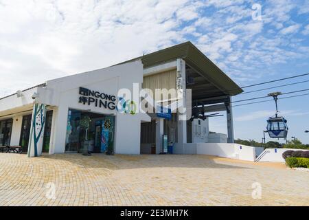 Cabin Cabinovia avvicinandosi al Terminal di Ngong Ping, Ngong Ping 360 è una cabinovia a due cavi sull'Isola di Lantau. Scatto medio, vista a livello dell'occhio Foto Stock