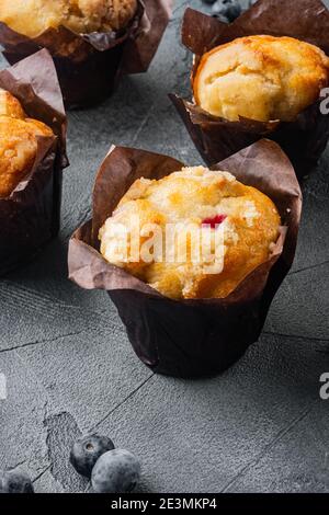Muffin ai mirtilli con berrie fresca, su sfondo grigio Foto Stock