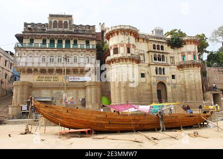 5 marzo 2020, Varanasi, Uttar Pradesh, India. Ganga Mahal ghat vista con barca di legno sulla sabbia. Foto Stock