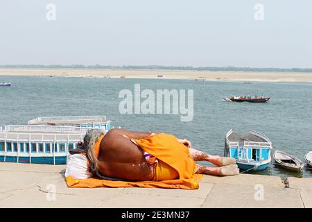 5 marzo 2020, Varanasi, Uttar Pradesh, India. Un monaco che riposa sul lungofiume Foto Stock