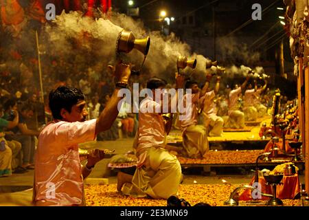 5 marzo 2020, Varanasi, Uttar Pradesh, India. Sadhus che esegue Ganga Aarti alla sera Foto Stock