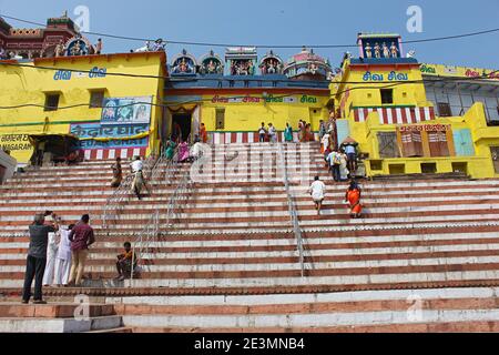 5 marzo 2020, Varanasi, Uttar Pradesh, India. Persone a Kedar Ghat. Visualizza da fasi Foto Stock