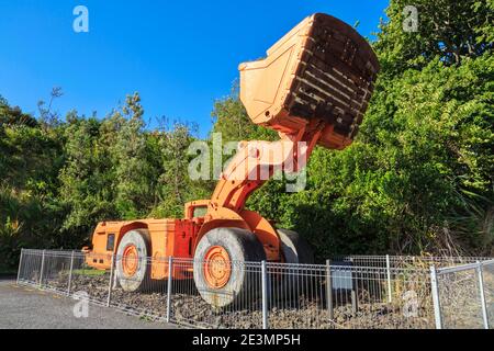 Un gigantesco "bogger" (macchina movimento terra a carico frontale) in esposizione a Waihi, Nuova Zelanda Foto Stock