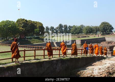 9 Marzo 2020, Kolhua ,Vaishali, Bihar, India. Monaci di fila che vanno allo Stupa per adorare Foto Stock