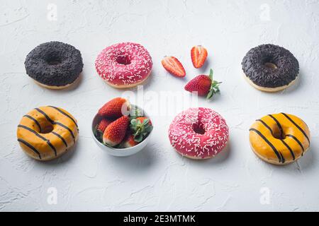Delizioso set di ciambelle smaltate, su sfondo bianco Foto Stock