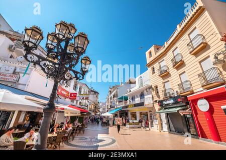 Turisti in Calle Santos Arcangeles a Torremolinos. Costa del Sol, Andalusia, Spagna Foto Stock