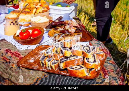 Strudel dolci con papavero, pasto tradizionale in aperto al momento della raccolta. Foto Stock