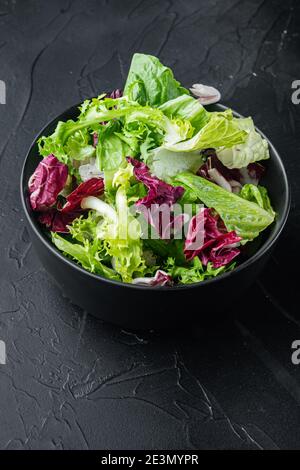 Fregio, insalata di lattuga romaine e Radicchio, su fondo nero Foto Stock
