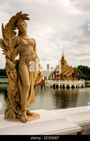 Palazzo reale Bang Pa-in con architettura di stile thailandese, cinese ed europeo presso l'ex Palazzo reale d'Estate in Thailandia. Foto Stock