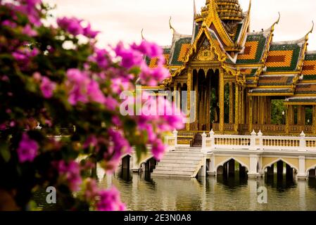 Palazzo Bang Pa-in architettura in stile thailandese presso l'ex Palazzo reale d'Estate in Thailandia. Foto Stock