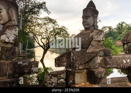 Il fiume SIEM Reap e gli dei Guardiani di Angkor Tom al parco archeologico di Angkor, Angkor Wat, Siem Reap, Cambogia. Foto Stock