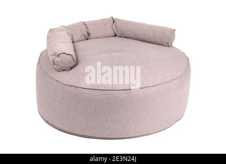 Enorme beanbag grigio isolato su sfondo bianco Foto Stock