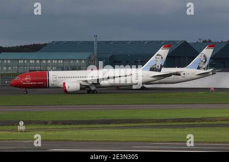 LN-LNG e LN-LNH, due Dreamliner Boeing 787 operati da Norwegian, all'aeroporto di Prestwick in attesa di manutenzione o sostituzione del motore. Foto Stock