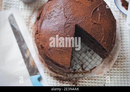 Torta a strati di cioccolato. Torta al cioccolato fondente fatta su latticello e cola Foto Stock